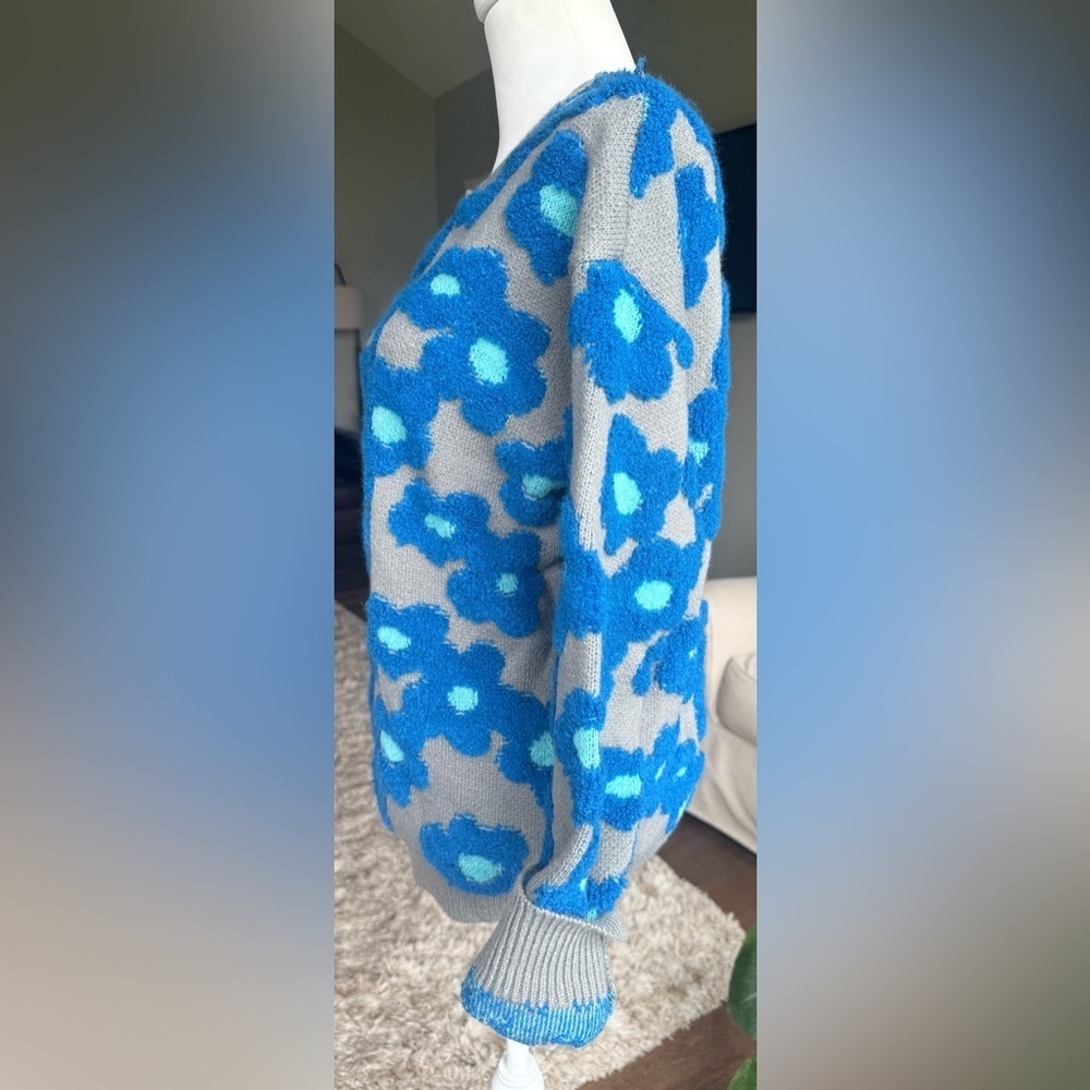 &merci SMALL Gray Crew Neck Sweater With Royal Blue and Turquoise Mod Flowers - Picture 2 of 7